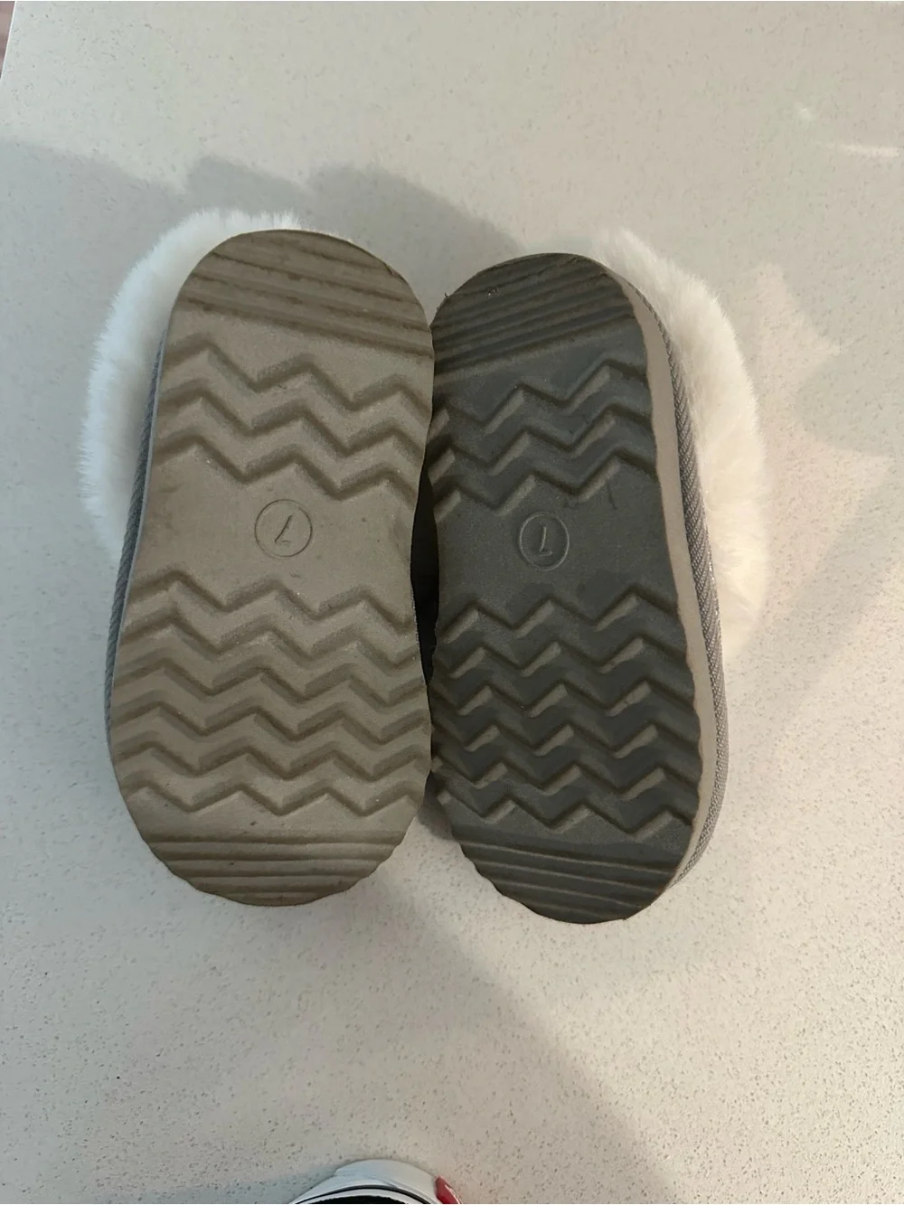 Cat & Jack Girls Silver Glitter Faux Fur Slippers